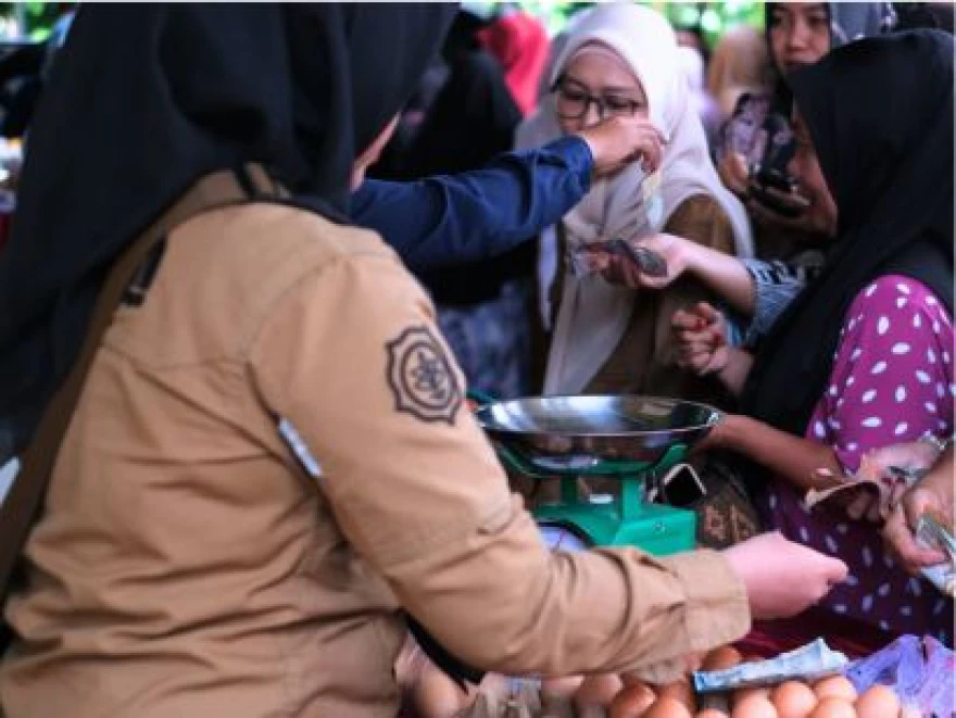 Bantu Ringankan Beban Warga Jelang Hari Raya, Pasar Murah di Desa Pagat Diserbu Pembeli