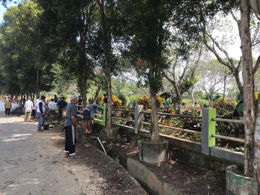 Semangat Gotong Royong Warga Desa Pagat: Bersama Membersihkan Area Kubur Muslimin