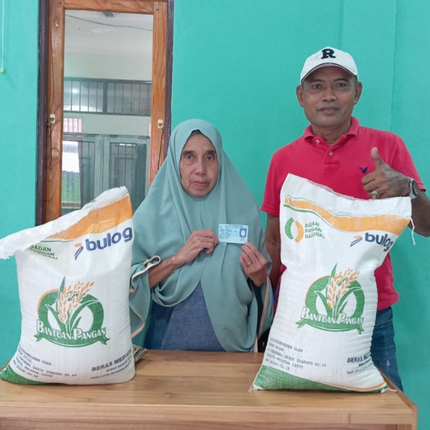 Warga Desa Pagat Terima Bantuan Pangan dari Badan Pangan Nasional