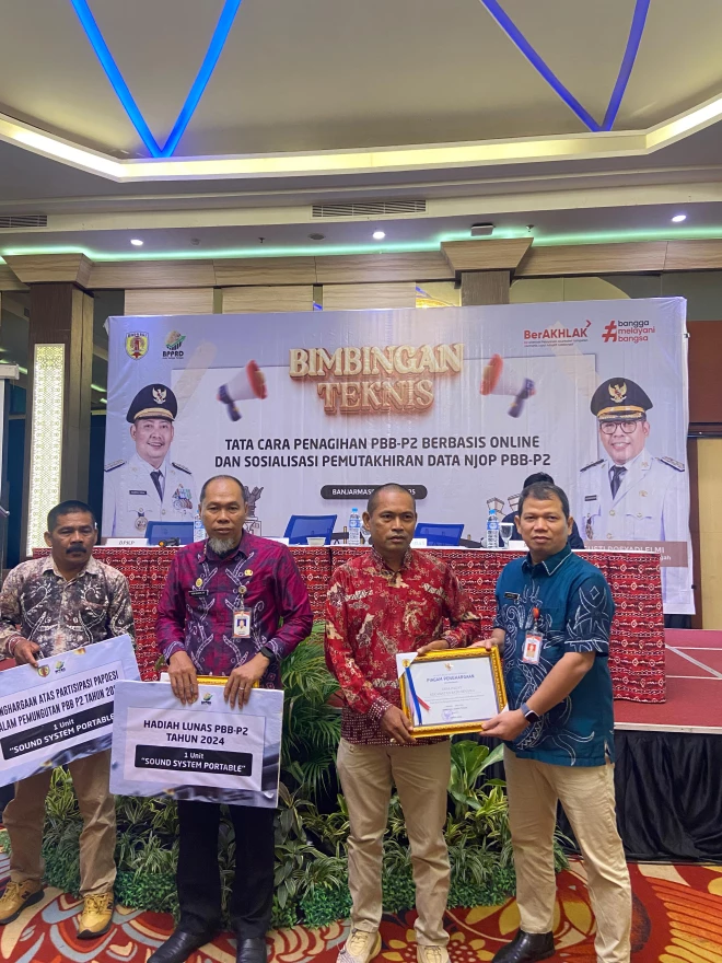 Desa Pagat Terima Penghargaan Lunas PBB 2024 dari Bupati Hulu Sungai Tengah